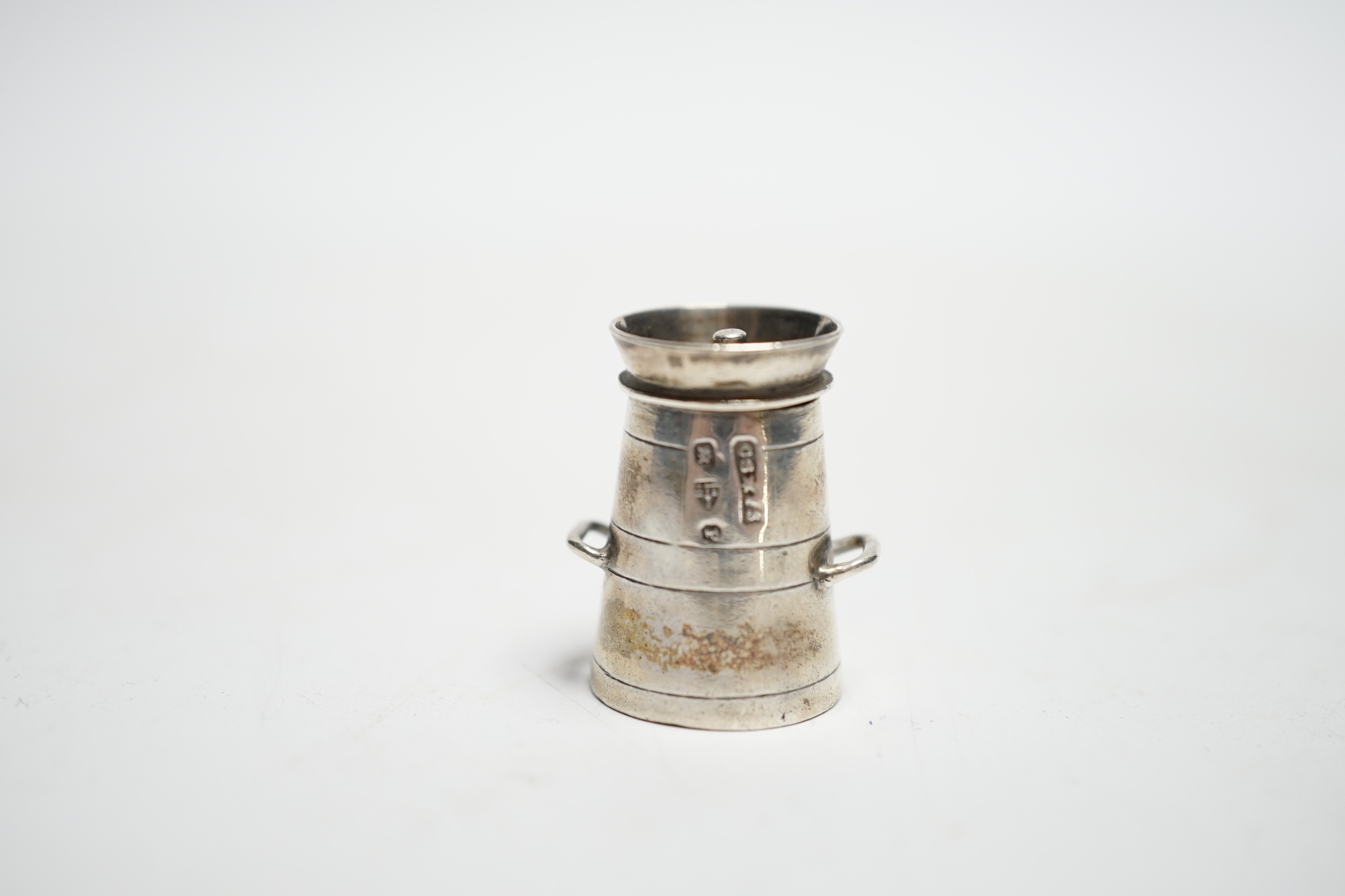 A late Victorian novelty silver pepperette, modelled as a milk churn, Saunders & Shepherd, Chester, 1898, 24mm.